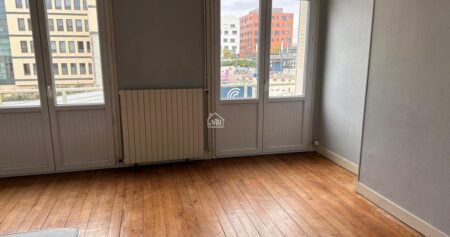 A VENDRE-LAVAL-GARE APPARTEMENT T4